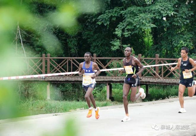 赛道上的争夺激烈异常，一举夺魁