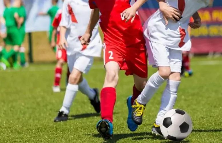 足球比赛中场休息时，球员们调整状态