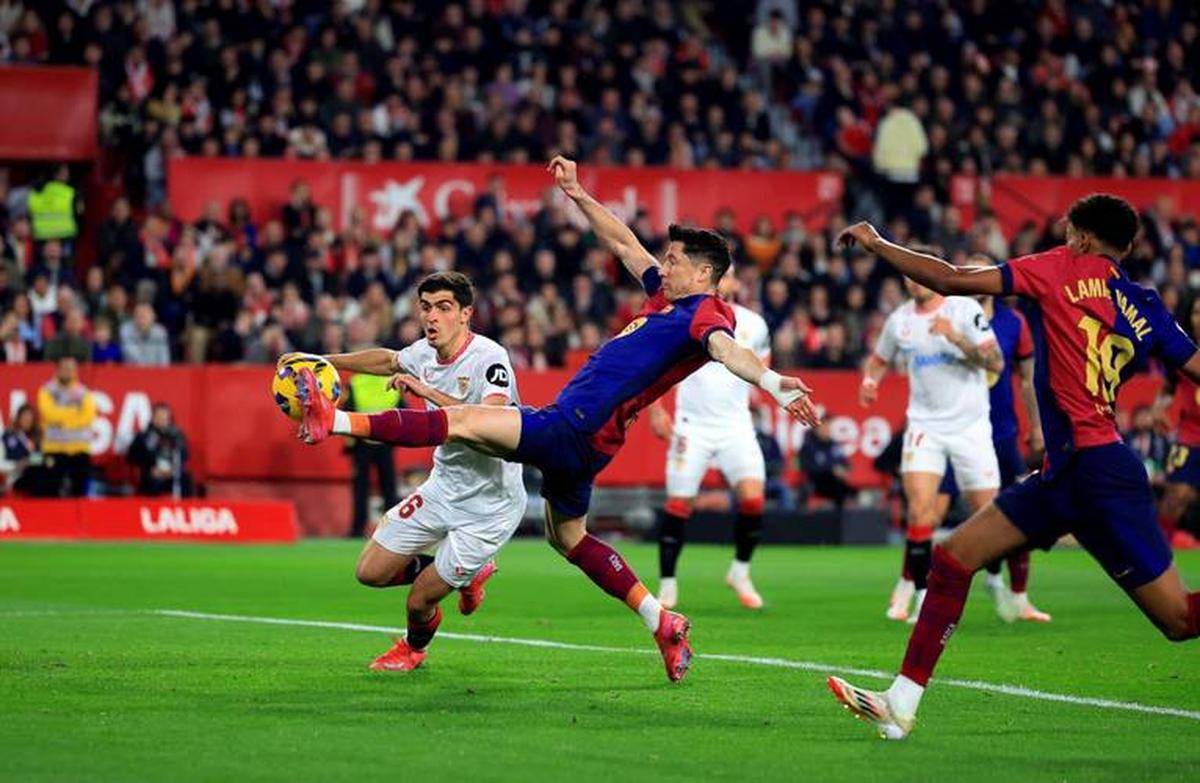 足球比赛中的精彩瞬间让人难忘！