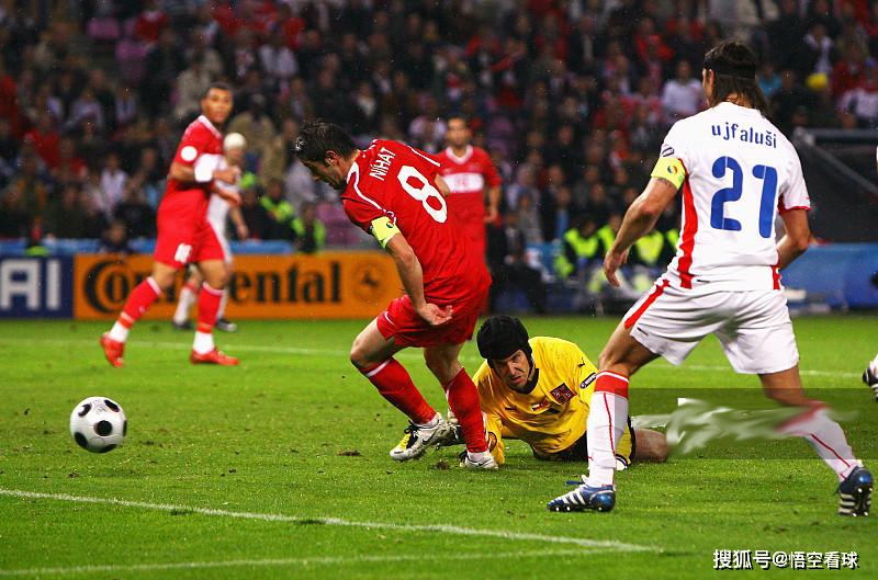 包含意大利队凭借点球淘汰捷克，晋级下一轮的词条